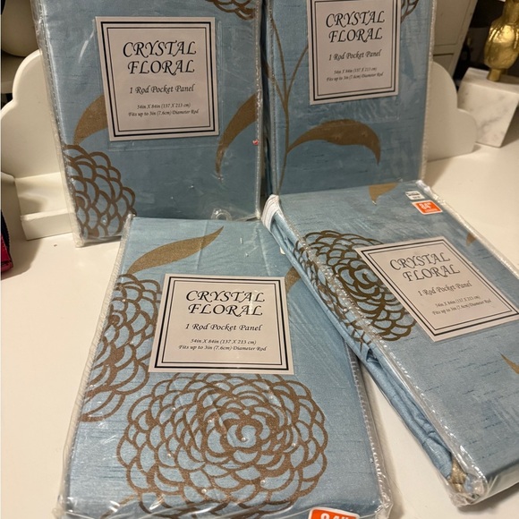 CRYSTAL FLORAL
4 Rod Pocket Panel
54in X 84in (137 X 213 cm) gorgeous colors - Picture 6 of 11